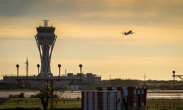 私人飞机停靠何塞普·塔拉德利亚斯巴塞罗那-埃尔普拉特机场